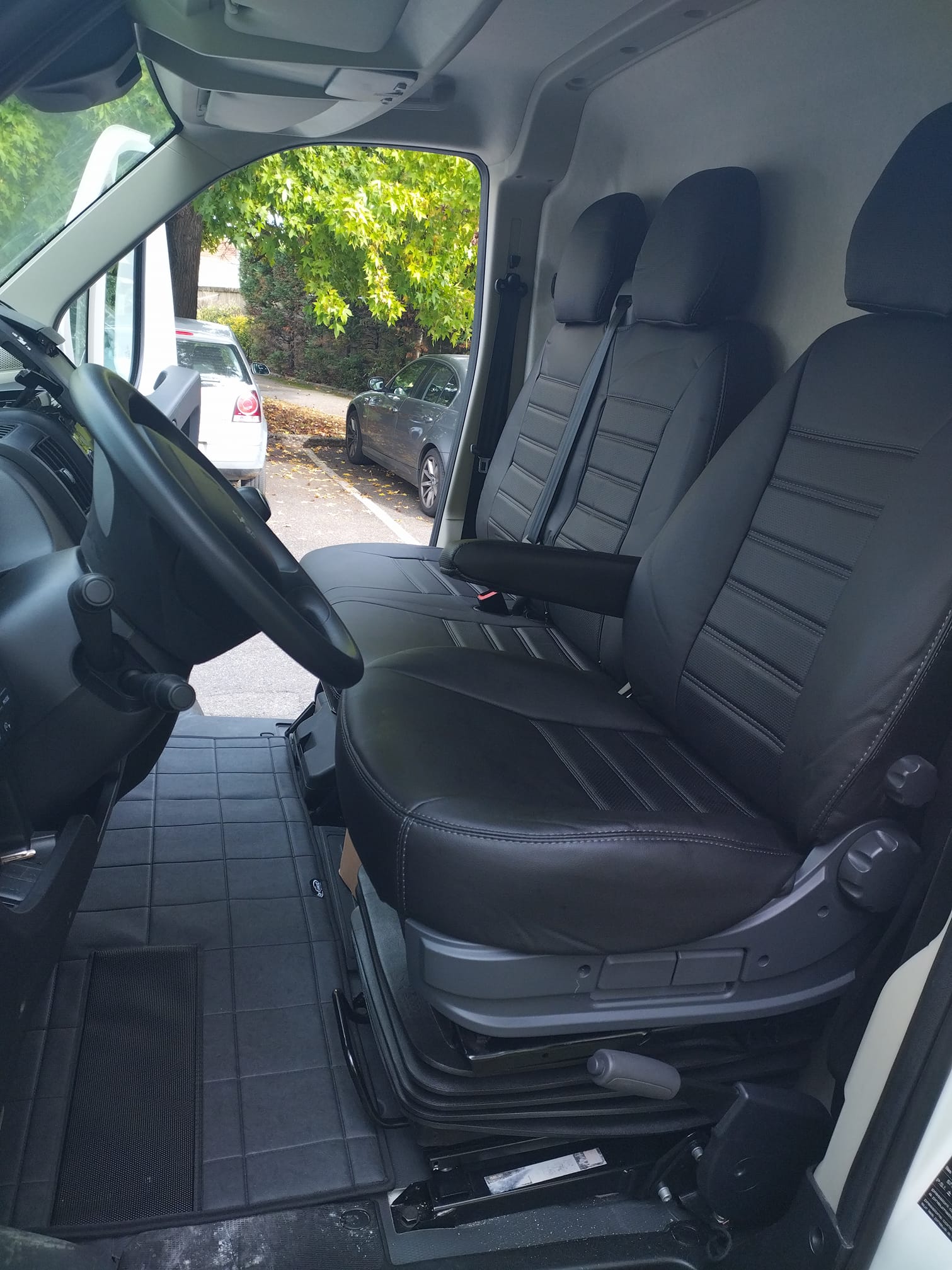 Housses De Siège Texmar En Cuir Écologique Noir Et Rouge Pour Mercedes Sprinter 2006-2018 & VW Crafter 2006-2018 LHD - 1 Simple + 1 Double